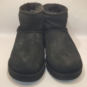 Deluxe Ultra Short Ugg Boots - Black Size 8